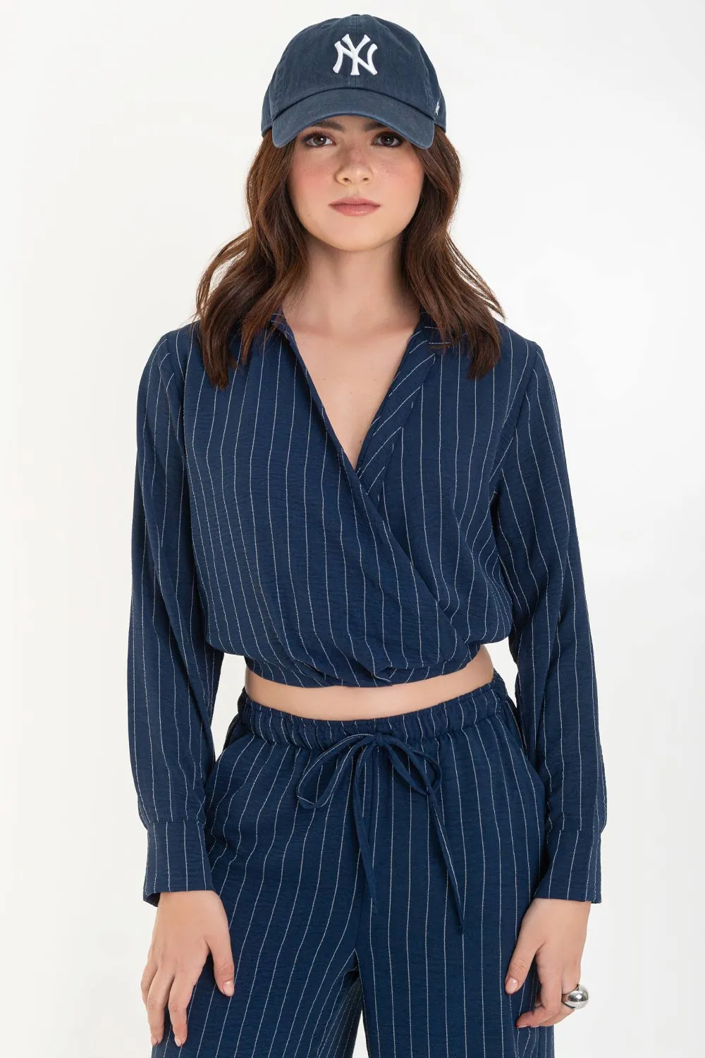 Blusa corta de rayas manga larga escote v