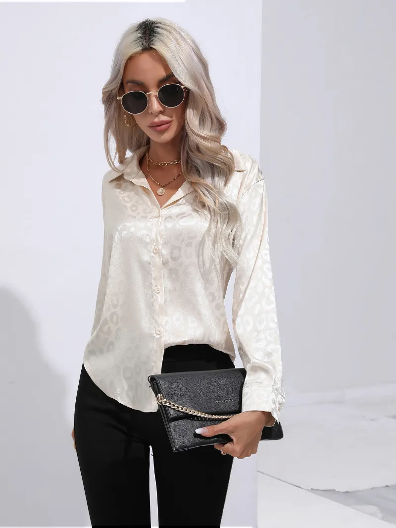 Ecru-Satinbluse mit Panther-Print