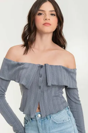 Jersey de hombros descubiertos bajo v botones