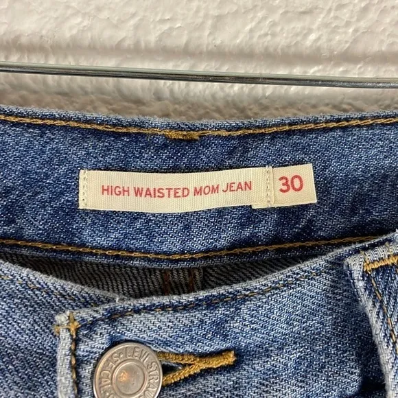 Levi's High Waisted Tapered Mom Jeans SZ 30