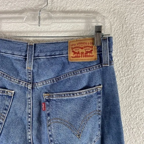 Levi's High Waisted Tapered Mom Jeans SZ 30