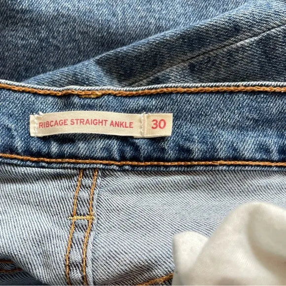 Levi’s Ribcage Straight Ankle Button Fly Jeans Size 30