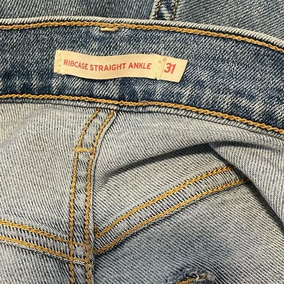 Levi’s Ribcage Straight Ankle Button Fly Jeans Size 31
