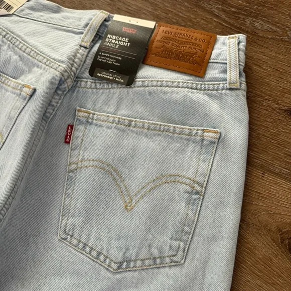 Levi’s Ribcage super high rise lightwash straight leg jeans