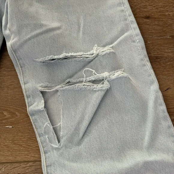 Levi’s Ribcage super high rise lightwash straight leg jeans