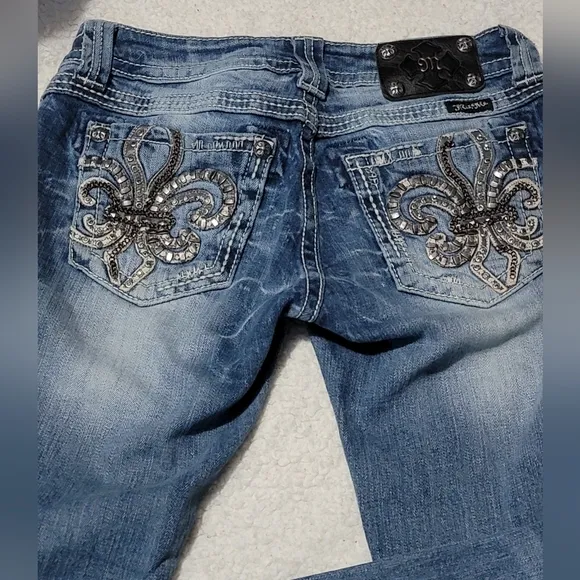 Miss Me Jeans.  Size 26x29 straight leg, whisking, low rise like new