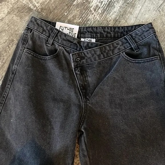 NEW  Future Collective Black High-Rise Overlap Waist Straight Leg Jeans Size 6