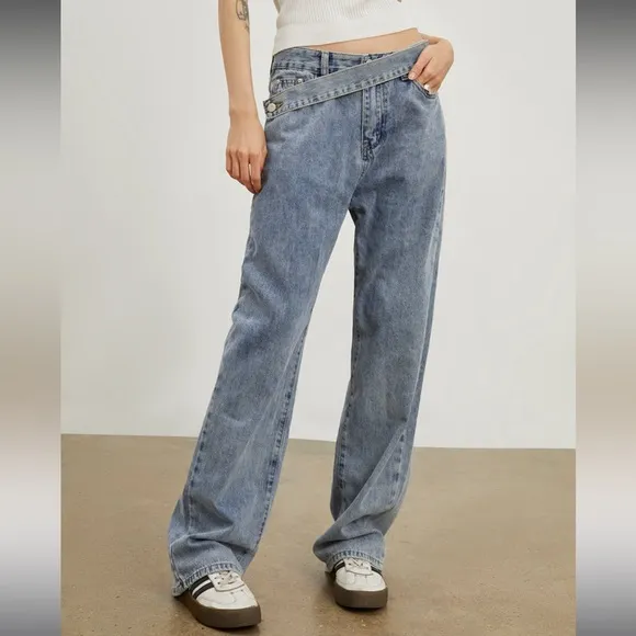 NWT oblique belt denim straight leg jeans by Commense in size Small