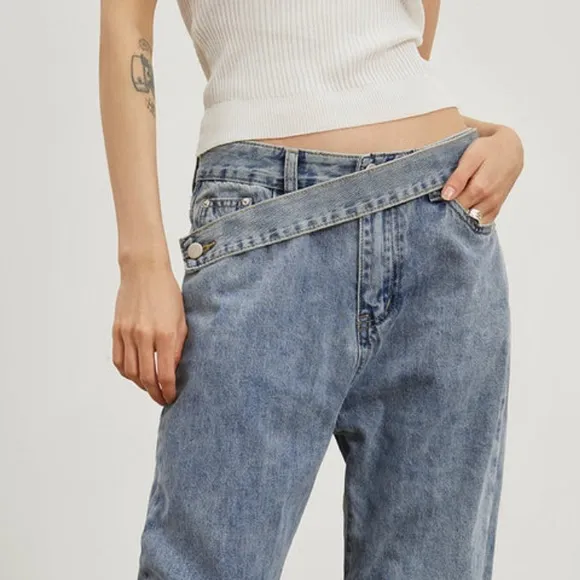 NWT oblique belt denim straight leg jeans by Commense in size Small
