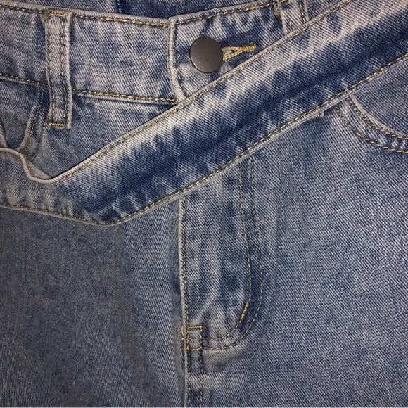 NWT oblique belt denim straight leg jeans by Commense in size Small