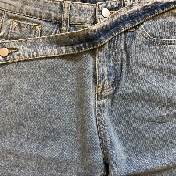 NWT oblique belt denim straight leg jeans by Commense in size Small