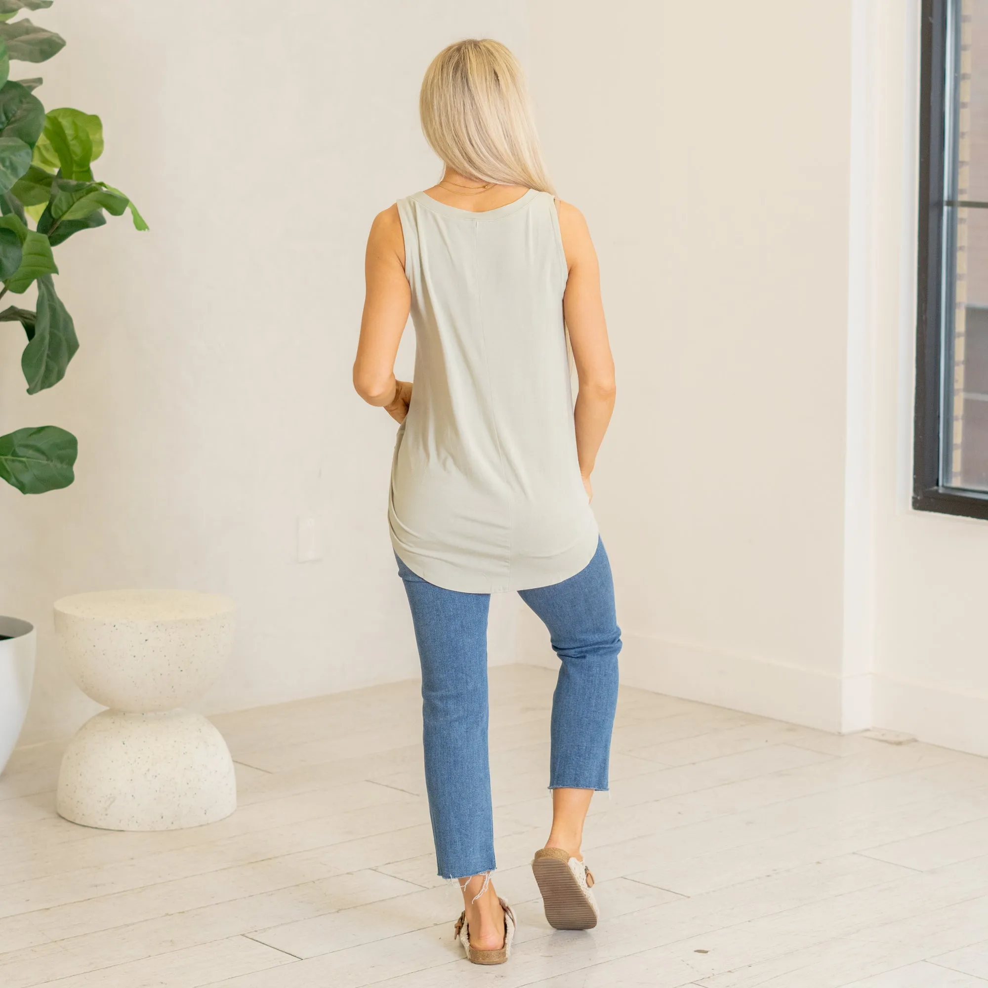 Sleeveless v-neck hi-low hem top